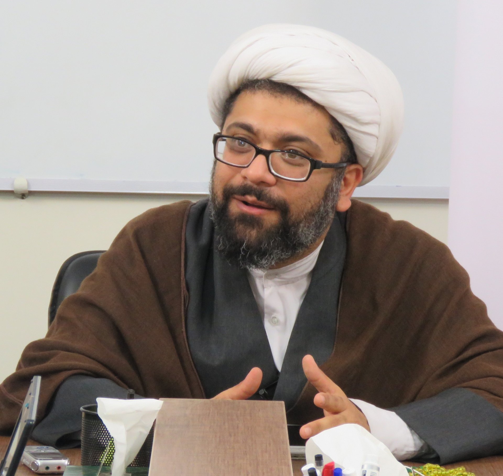 زیر عَلَم، نه پشت استدلال