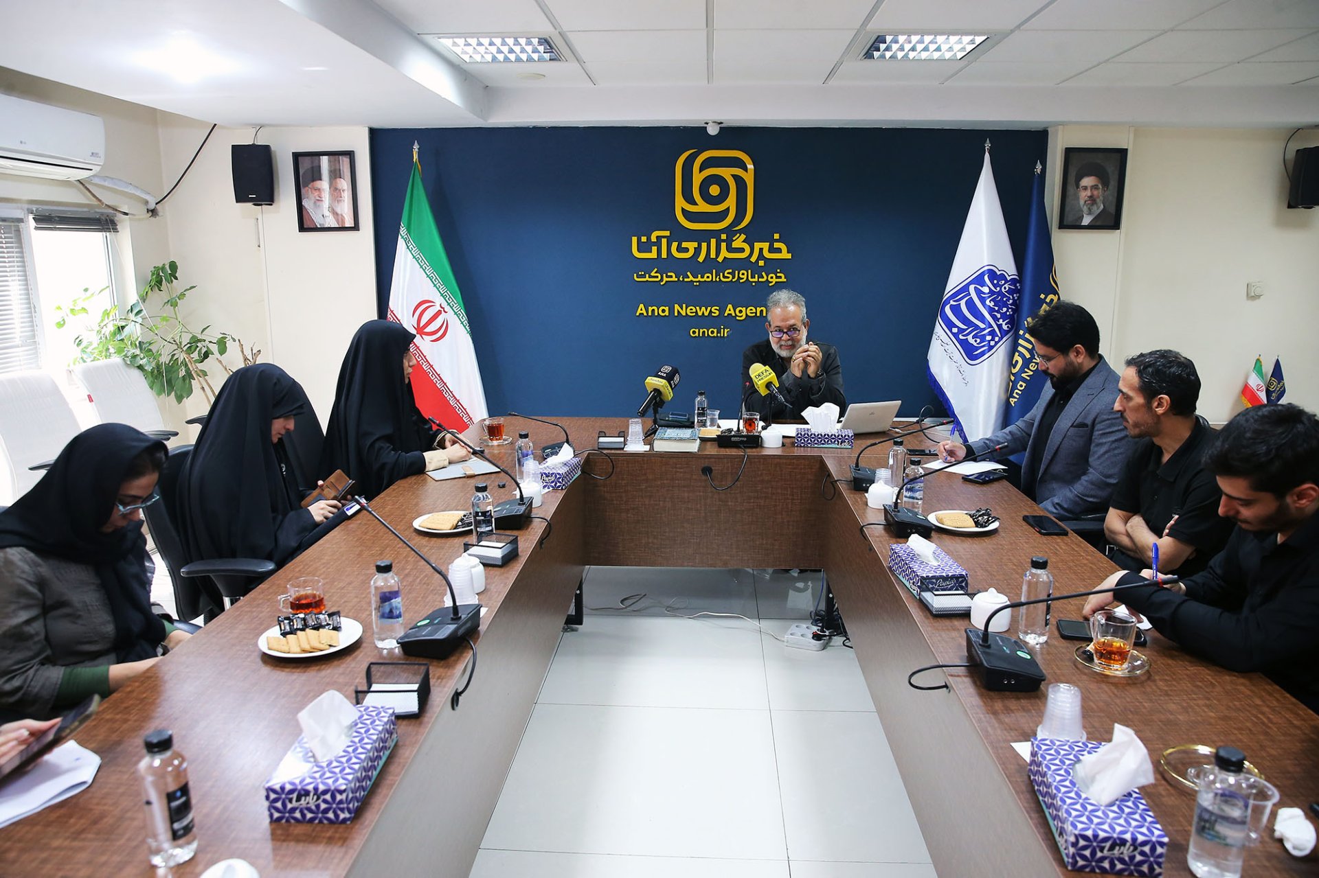 گزارش تصویری نشست علمی سویه‌های نظری و معرفتی روایت‌پردازی از مراسم تشییع پیکر مطهر رهبر شهید