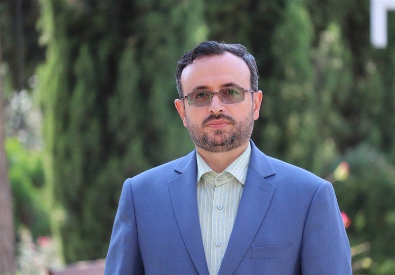 زیبایی‌شناسی مقاومت؛ واکاوی نشانه‌شناختی کنش غیرکلامی مشت گره‌خورده در گفتمان رهبر شهید