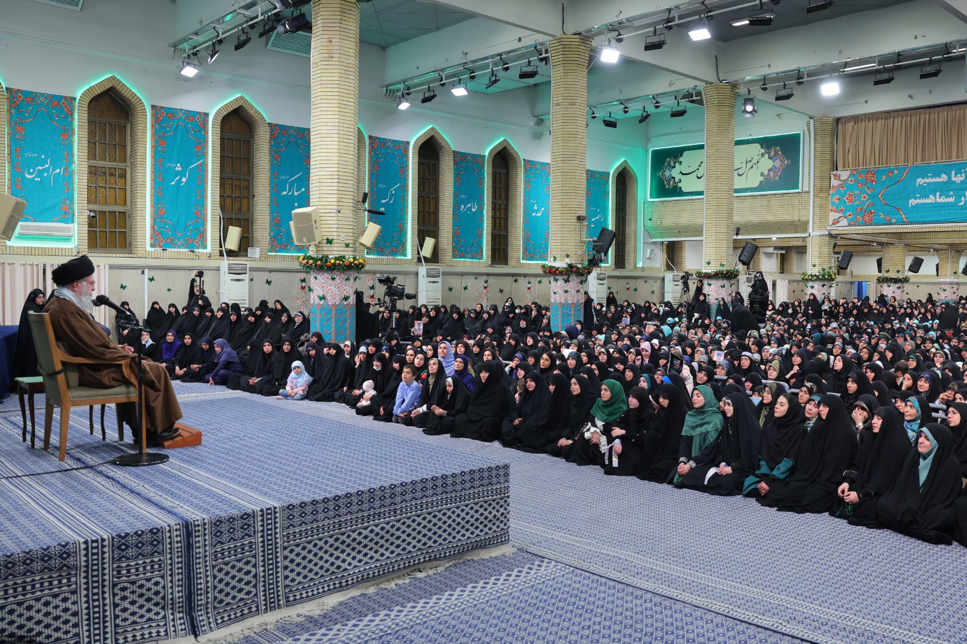 تربیت انسان در مکتب امام خامنه‌ای یک عنصر بلاجایگزین داشت و آن «مادر» بود